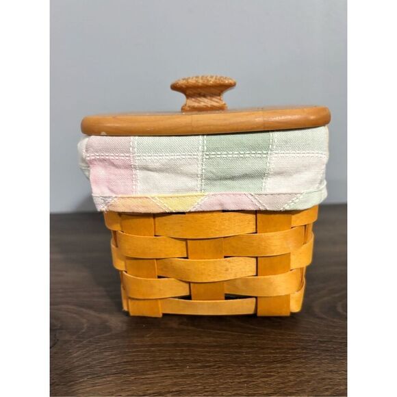 Longaberger basket with lid and pastel plaid fabric liner 2001 - Picture 2 of 10